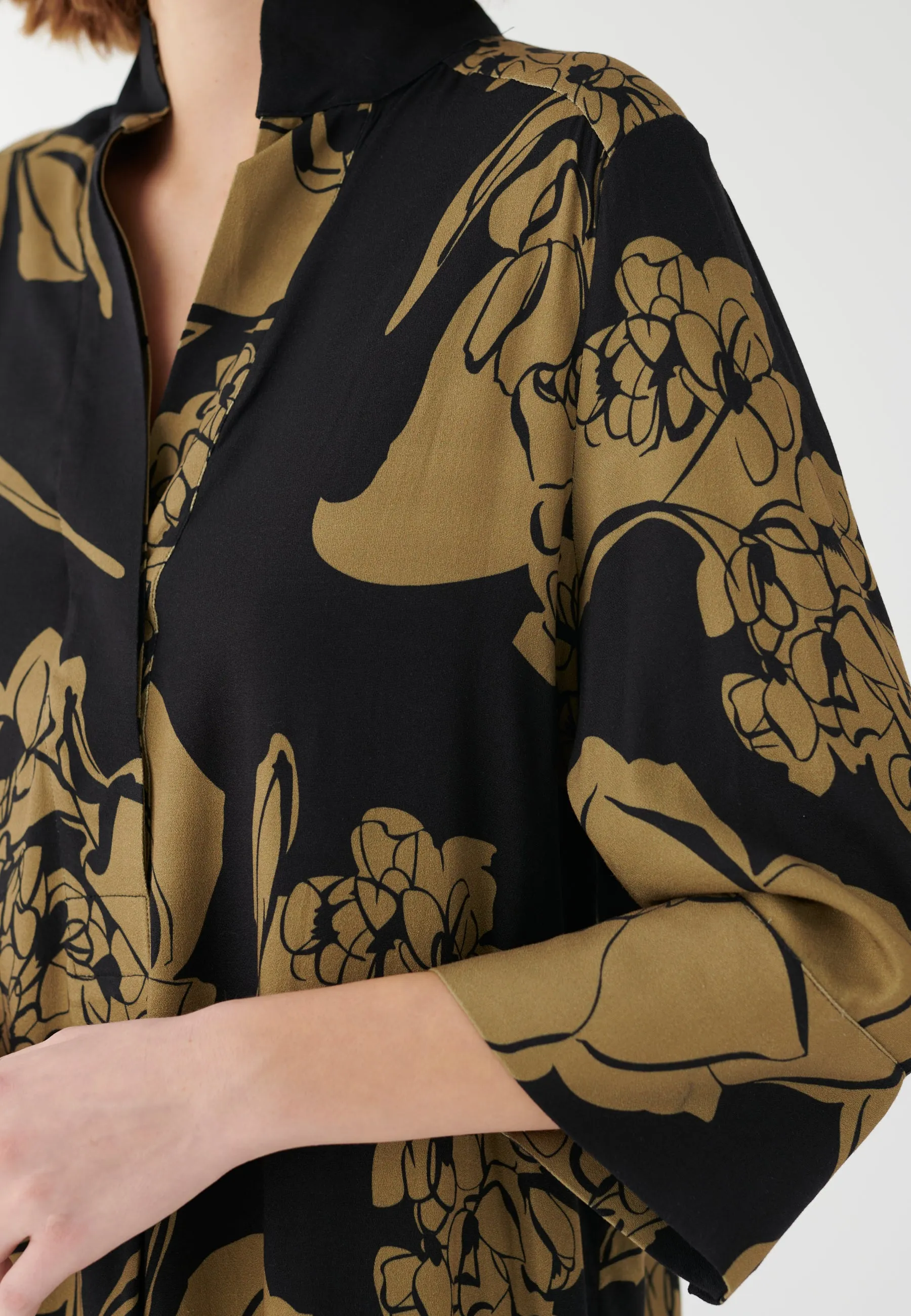 KAMILLE (V)-Big Floral Ebony
